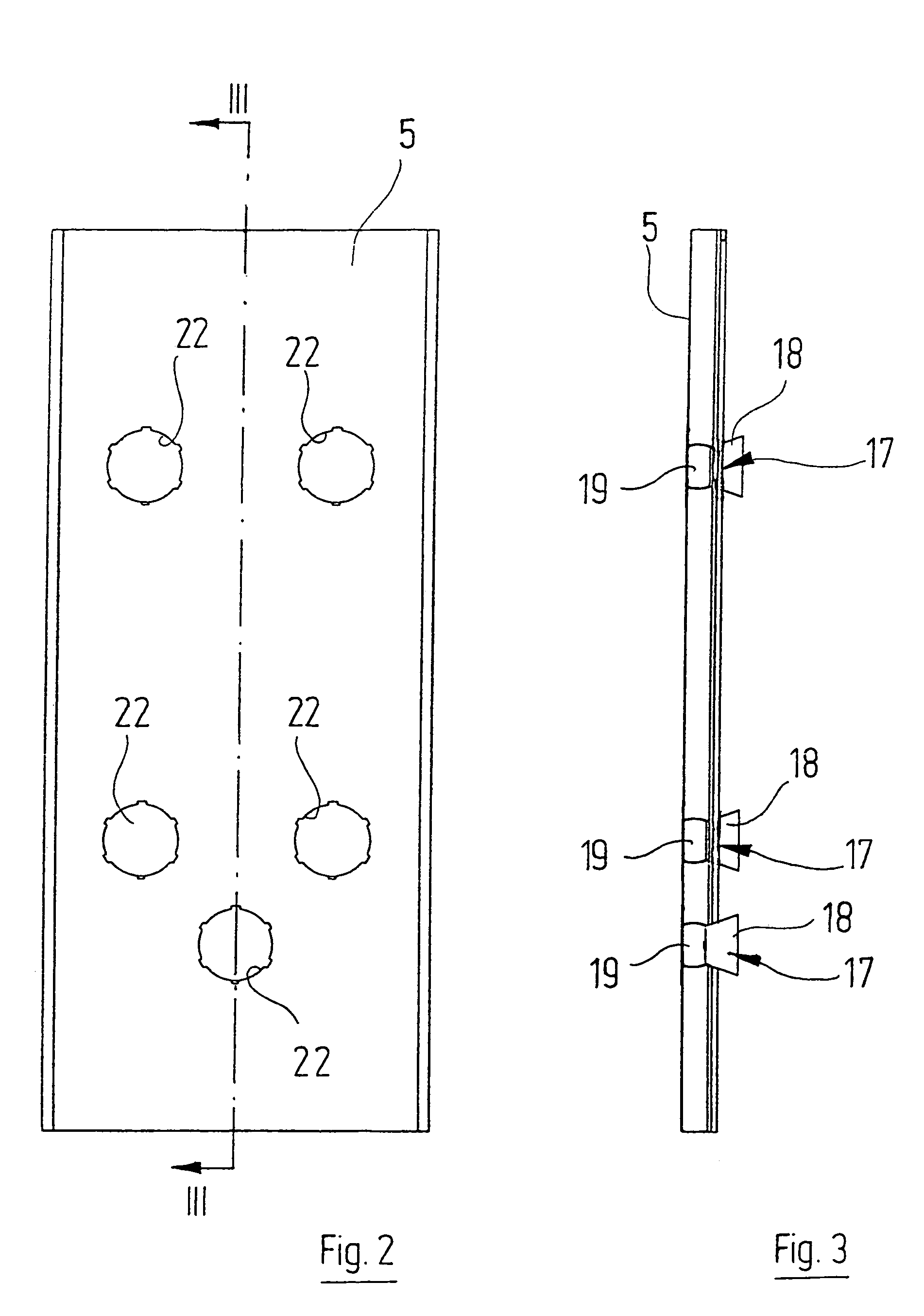 Apparatus for treating articles with at least one tempered, directed air jet