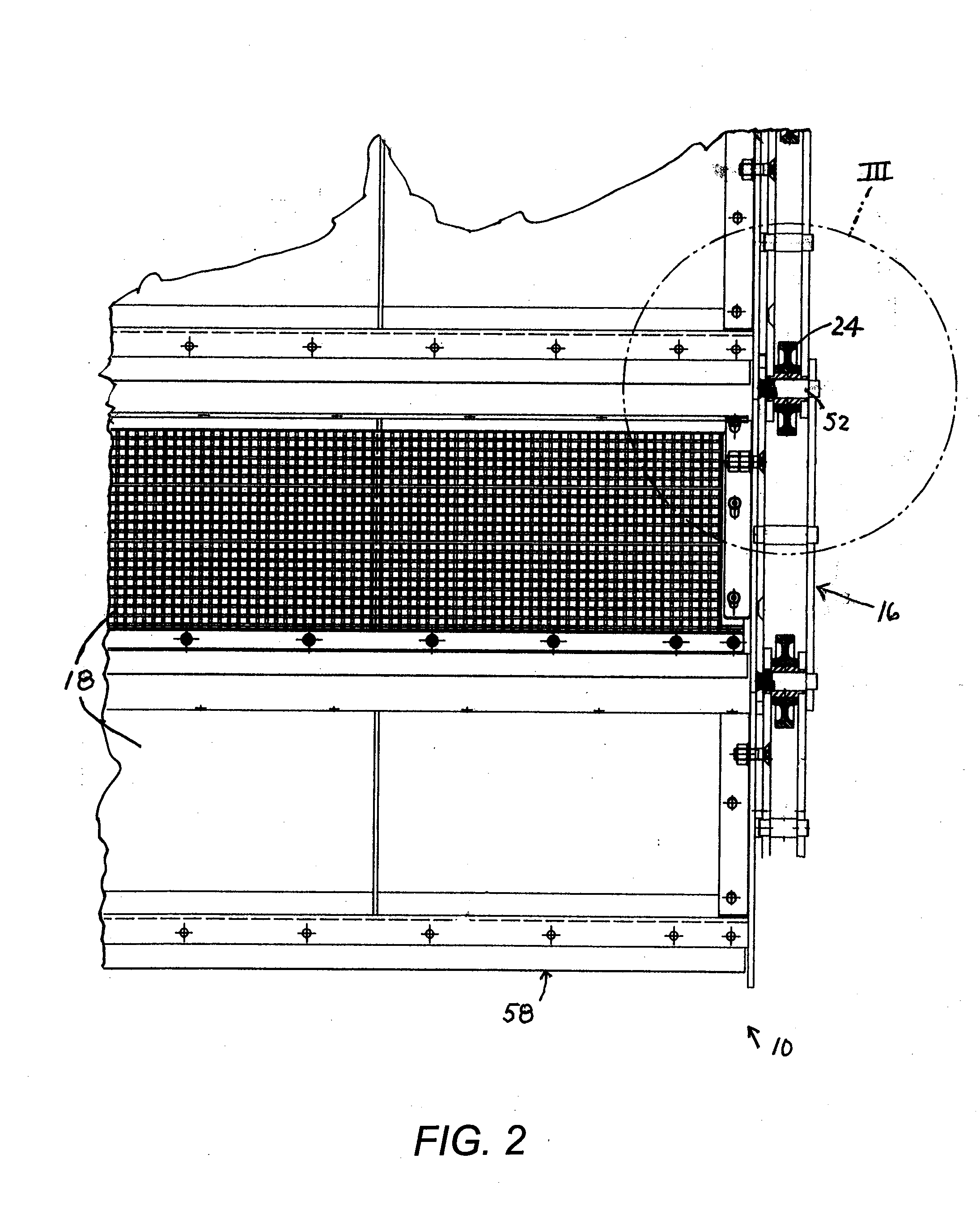 Traveling band screen, associated roller and related method for retrofitting a traveling band screen assembly