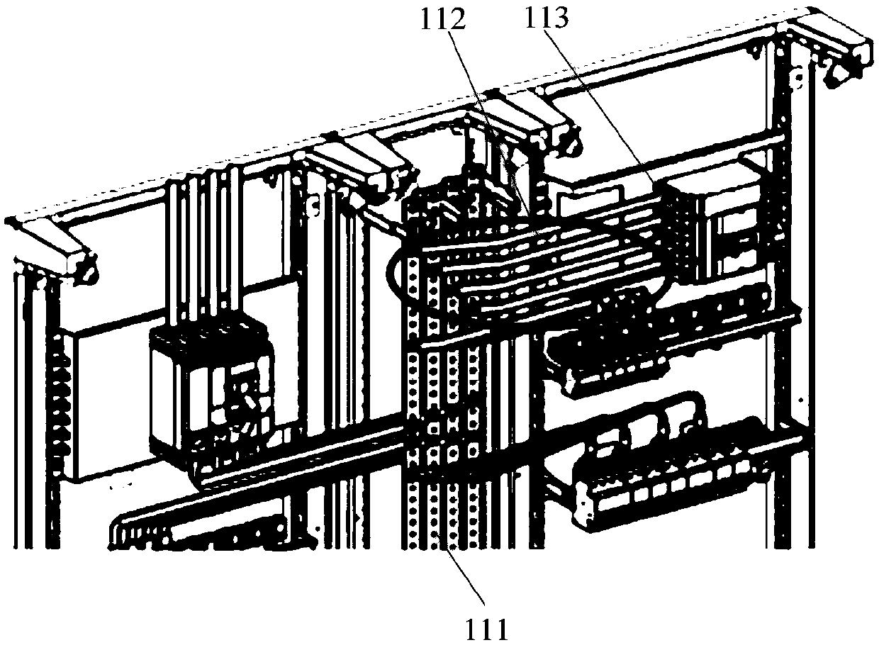 Power distribution cabinet and data center using the power distribution cabinet