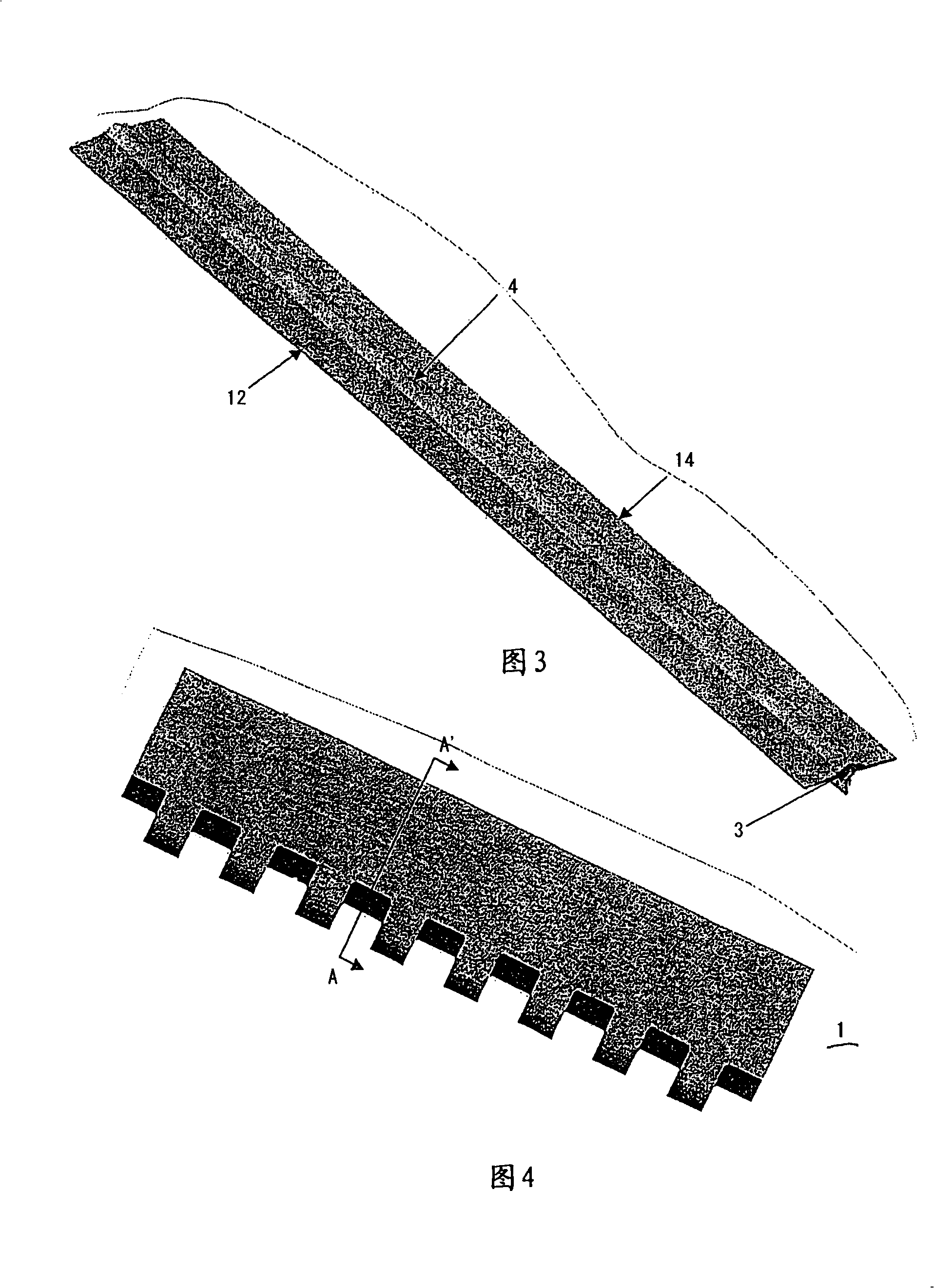 Covering device for a hinge of an aircraft