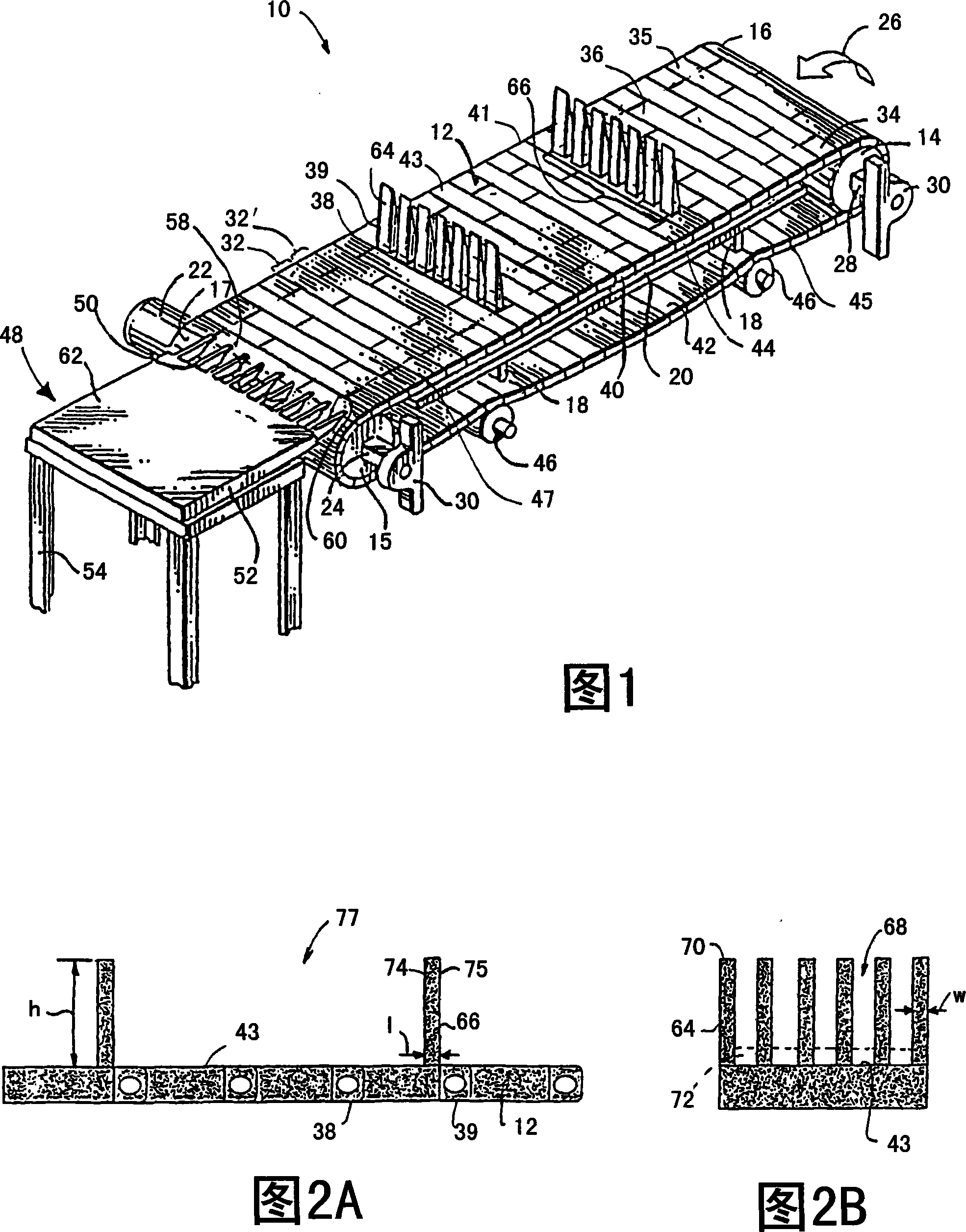Conveyor having a conveyor belt with flights, including segmented flights for gapless end transfer