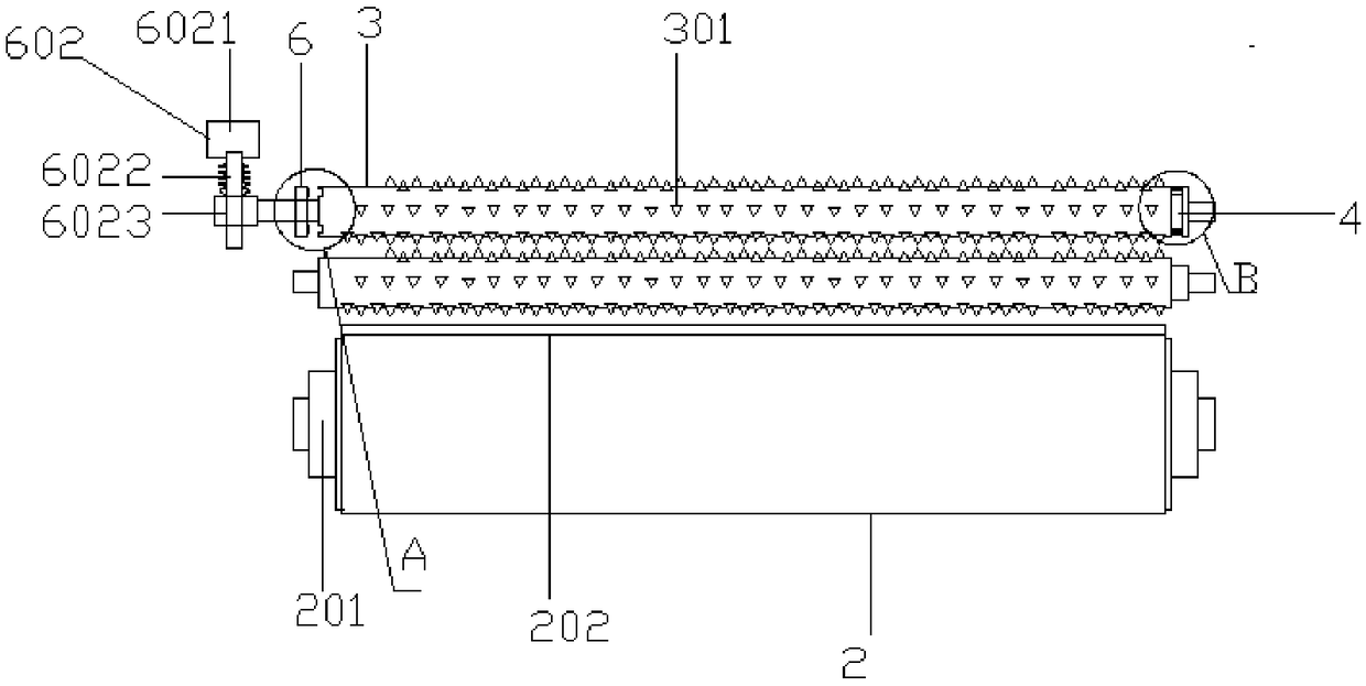 Automatic fine-tuning control device for roller spacing bearded needle relative positions