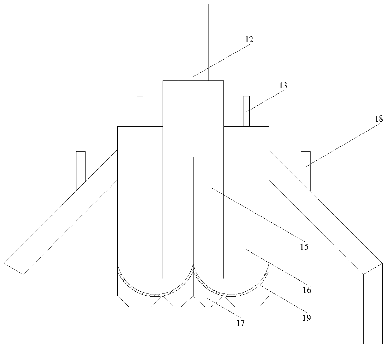 An ore fluidized roasting device and method with adjustable unidirectional and bidirectional discharge