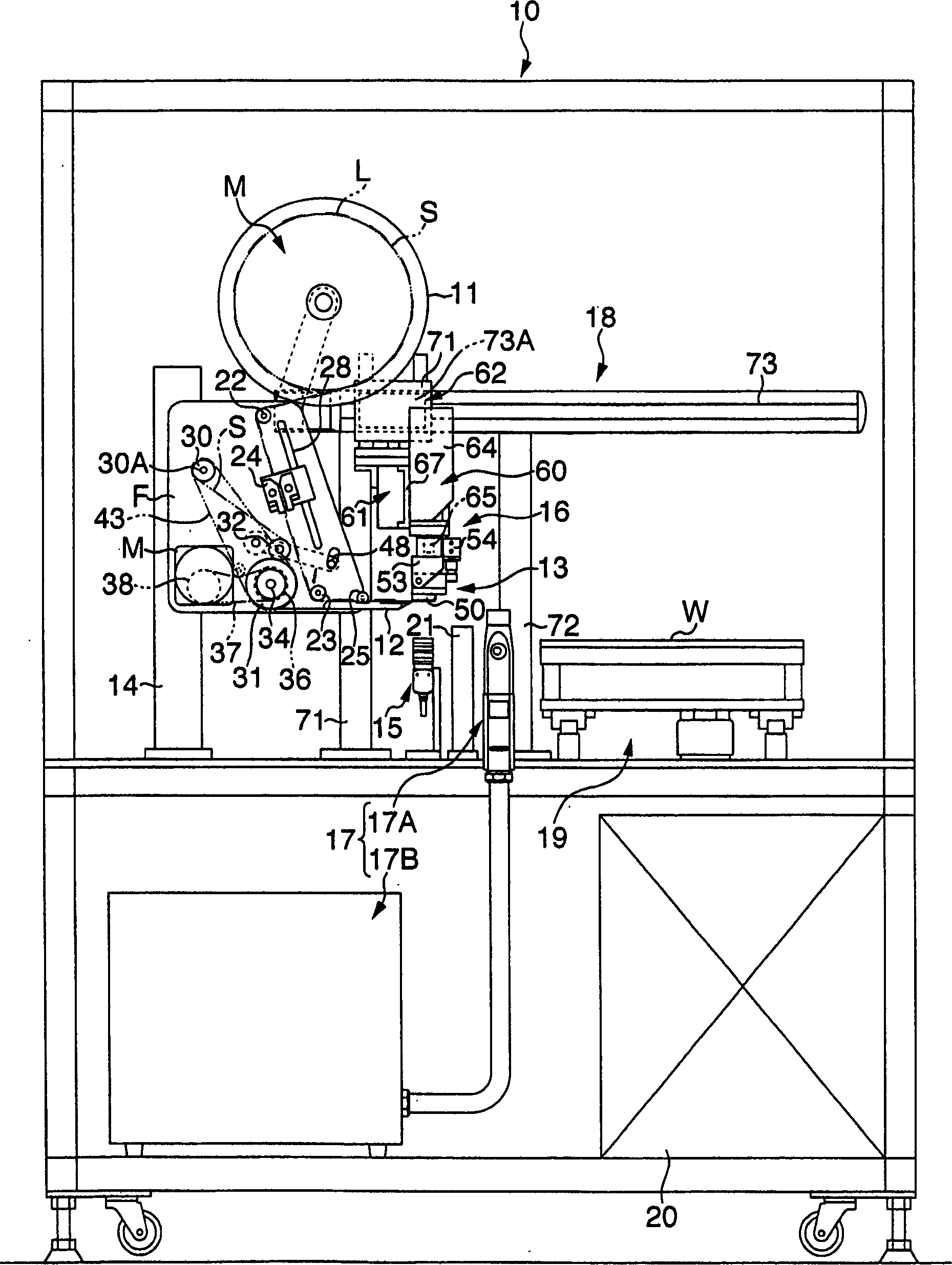 Label sticking device and label sticking method