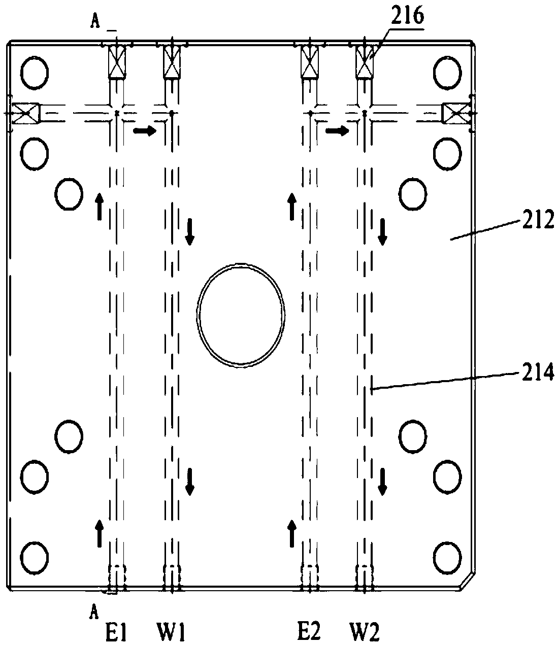 Heat insulating structure device, injection molding machine and method for controlling heat transfer and deformation quantity to be consistent