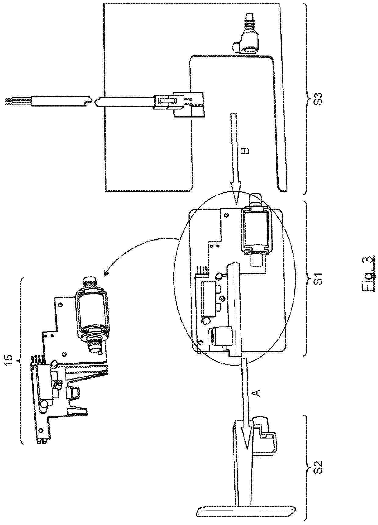 Condensate lifting device comprising a movable condensate receiving tank, or mounted on a support movable in translation and/or rotation