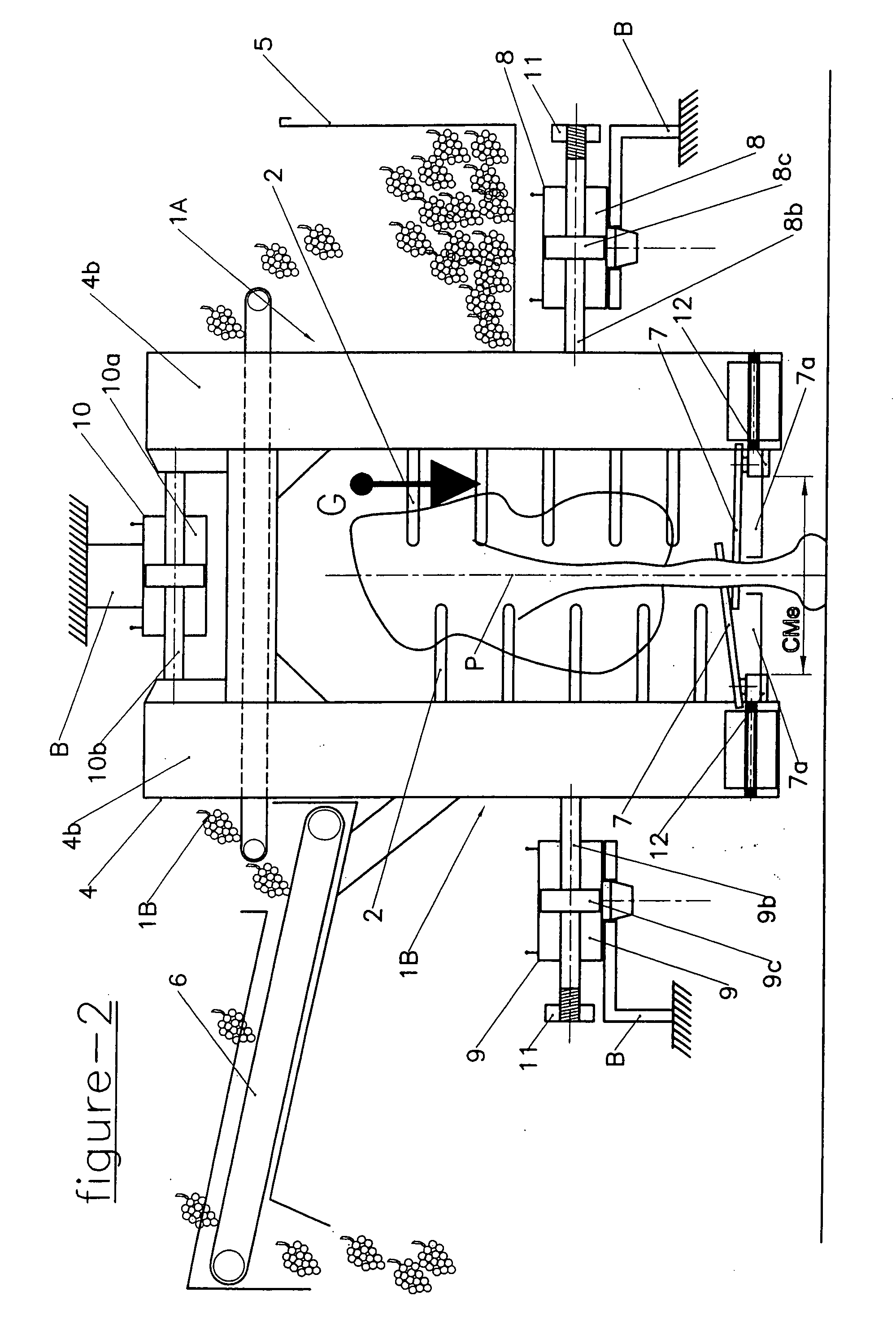 Self-centering straddling harvesting head for small fruit harvesting machine and machine equipped with such harvesting head