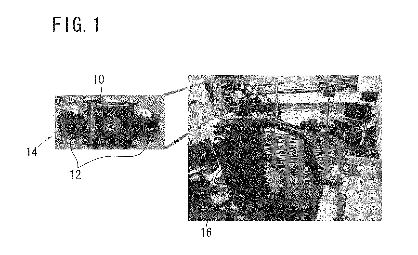 Image capturing device, method of searching for occlusion region, and program