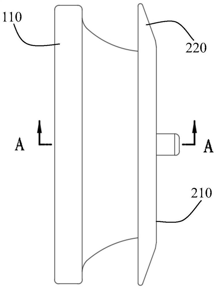 Squeezing type left auricle plugging device