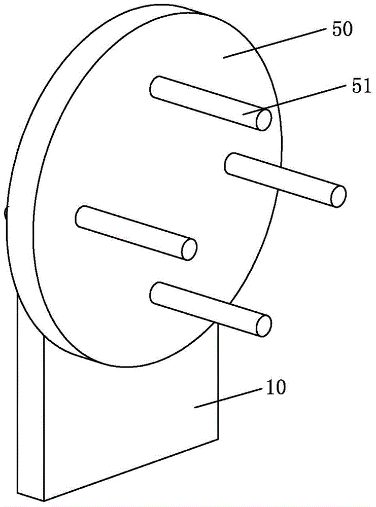 Roll material rotating structure