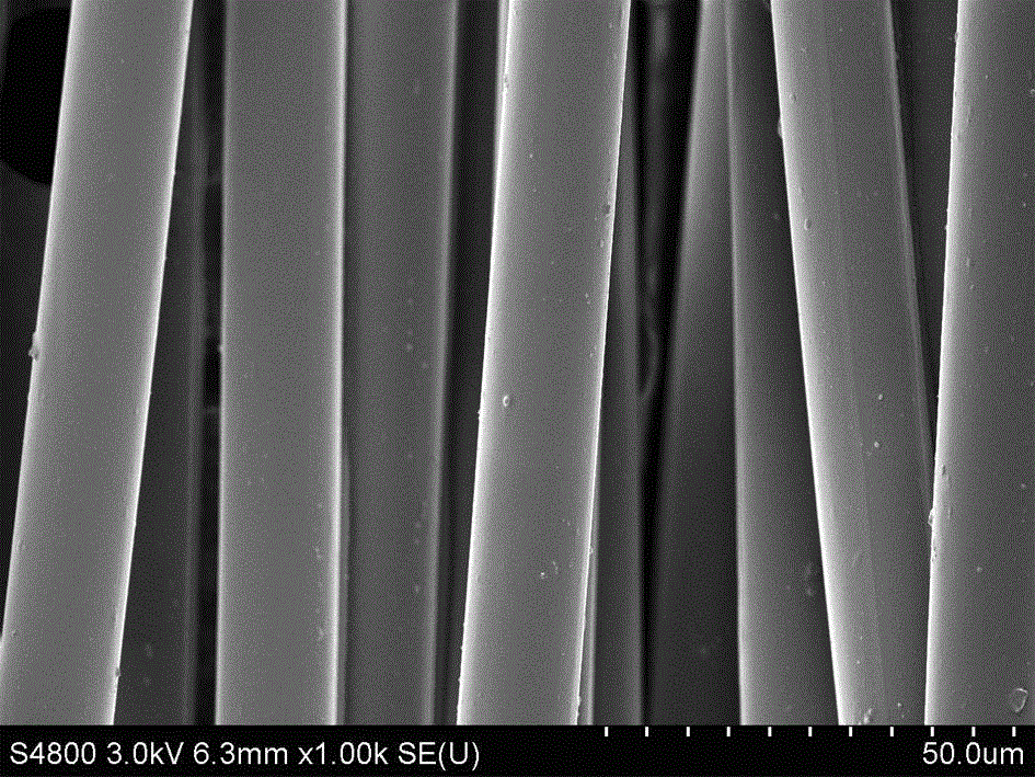 Interwoven composite fiber for improving pavement performance of asphalt mixture