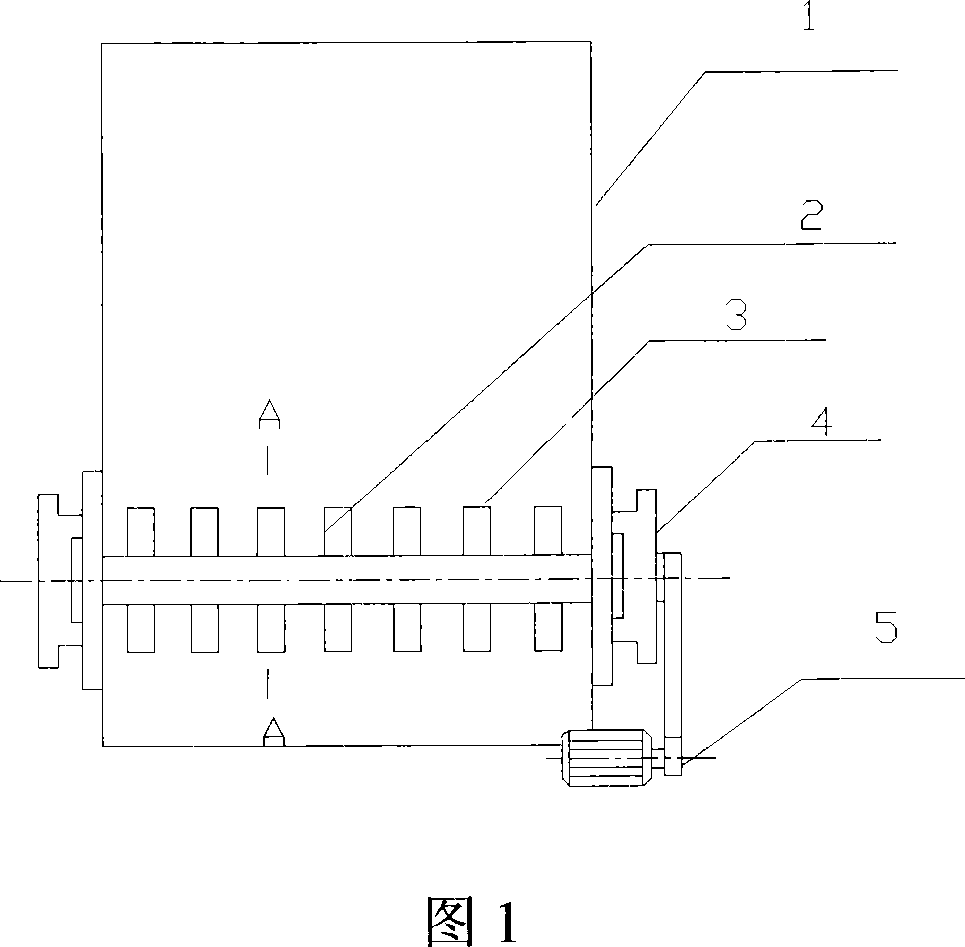 Material arch preventing and breaking device with rotating shaft