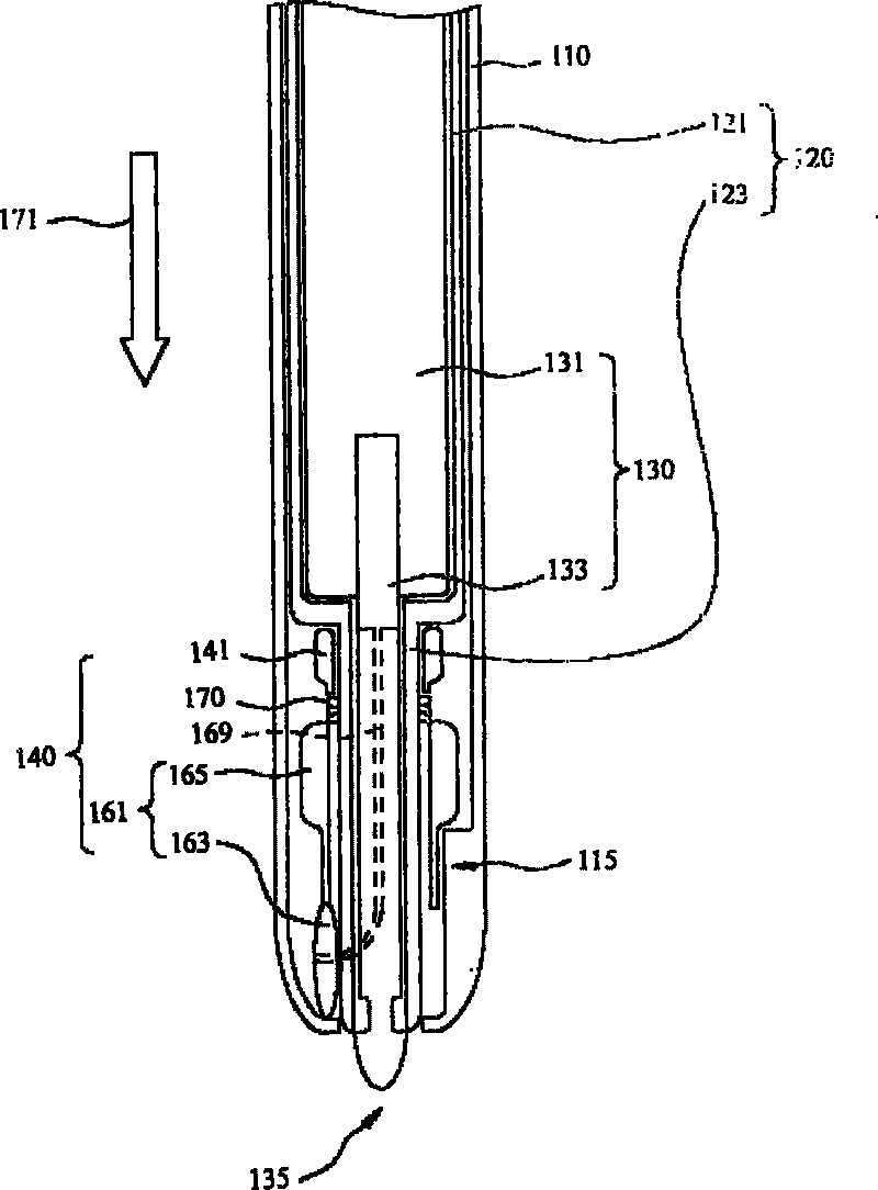 Opening and closing device of uncovered retractable pen and uncovered retractable pen