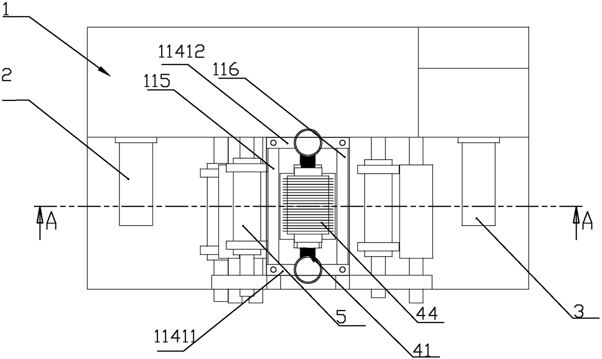 High-density foamed sealing strip cutting device