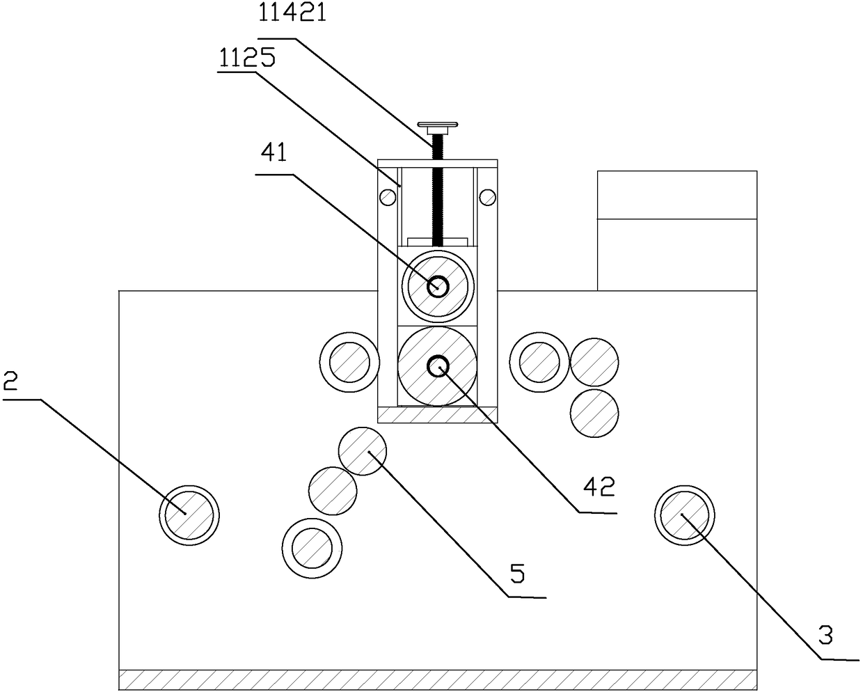 High-density foamed sealing strip cutting device