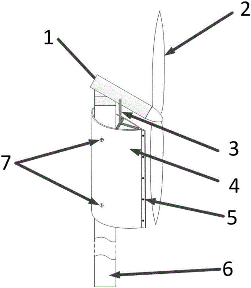 Wind turbine low frequency aerodynamic noise suppression device based on rotatable fairing