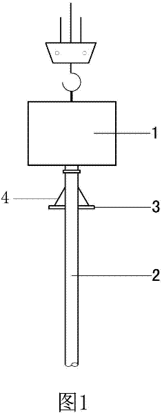 Device for treating liquefiable foundation by using vibratory hammer pipe and treatment method thereof