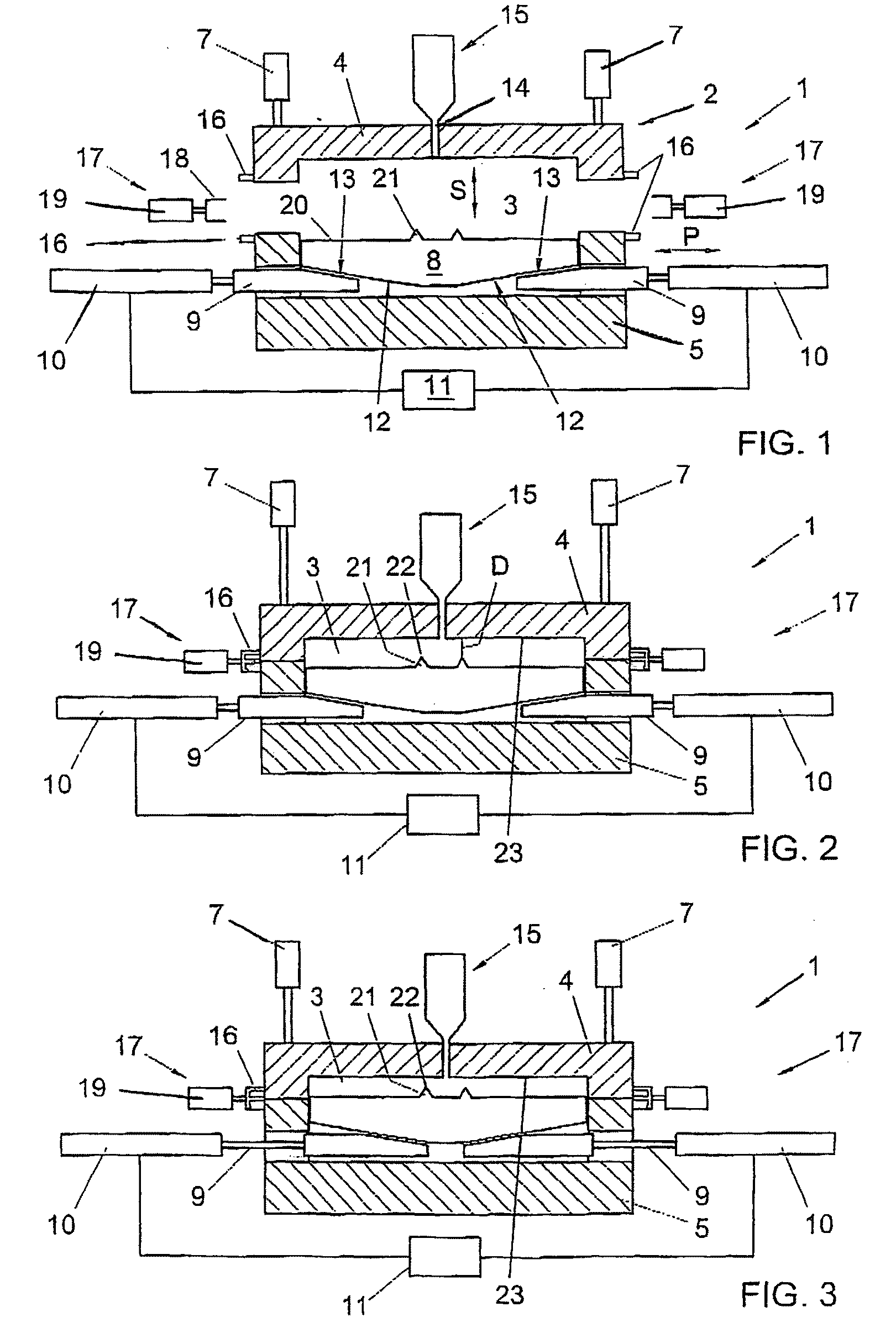 Apparatus and method for manufacturing products from a thermoplastic mass