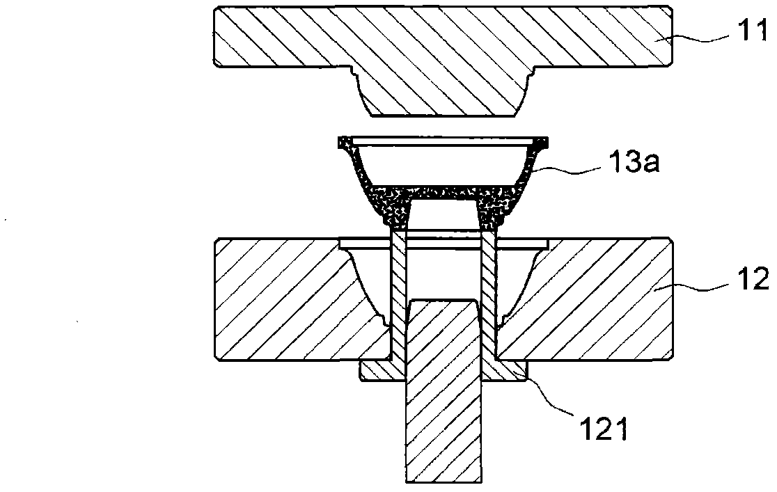 Powder compression molding method and mould thereof