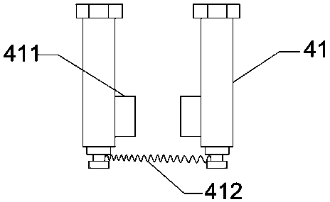 Center locating device used for bamboo chip processing