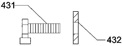 Center locating device used for bamboo chip processing