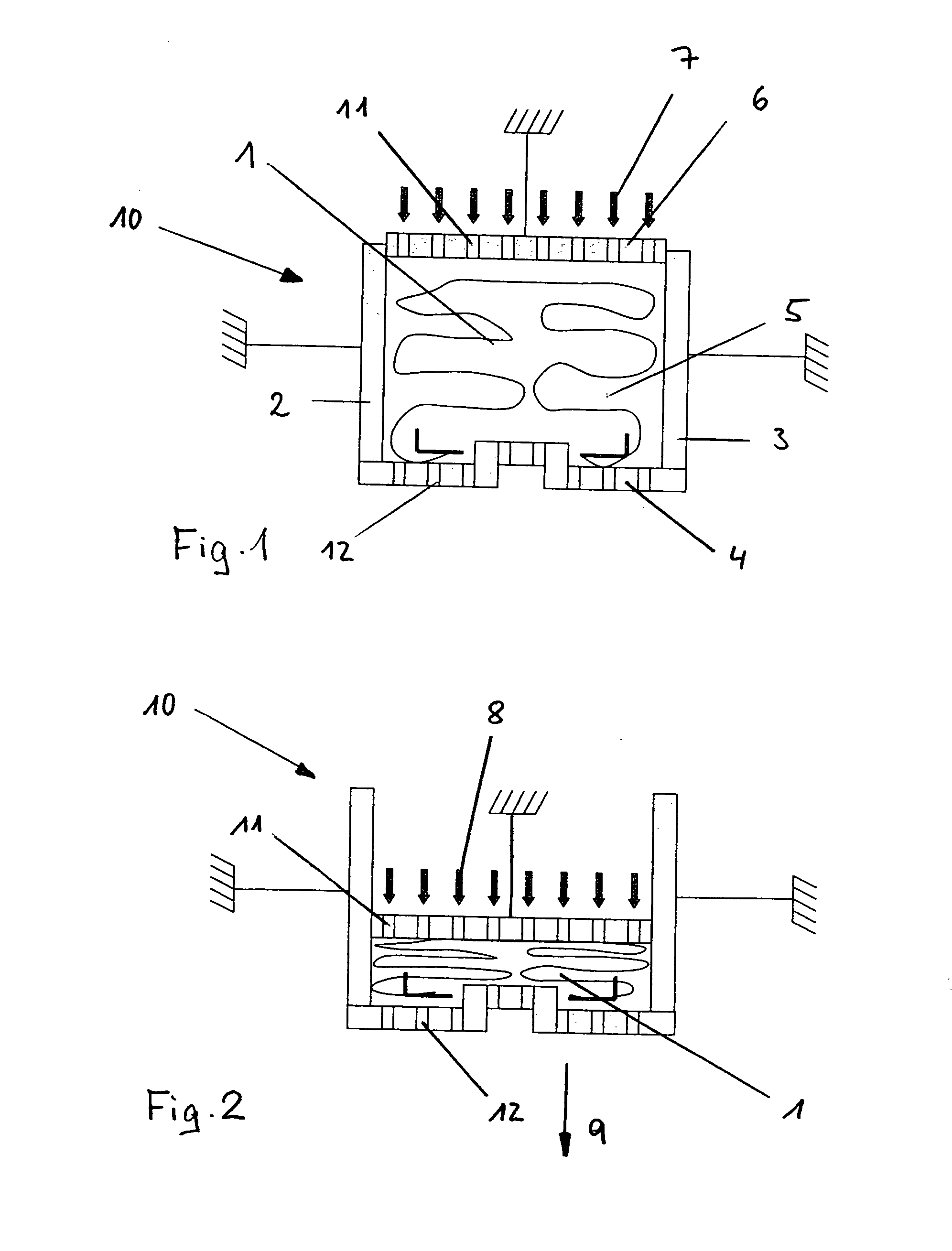Method of folding an airbag, and device for folding the airbag