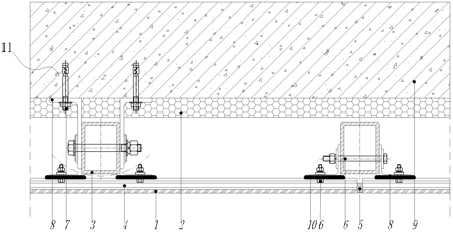 Full-length clamp connecting member for installing low carbon plate on building outer wall and using method of connecting member