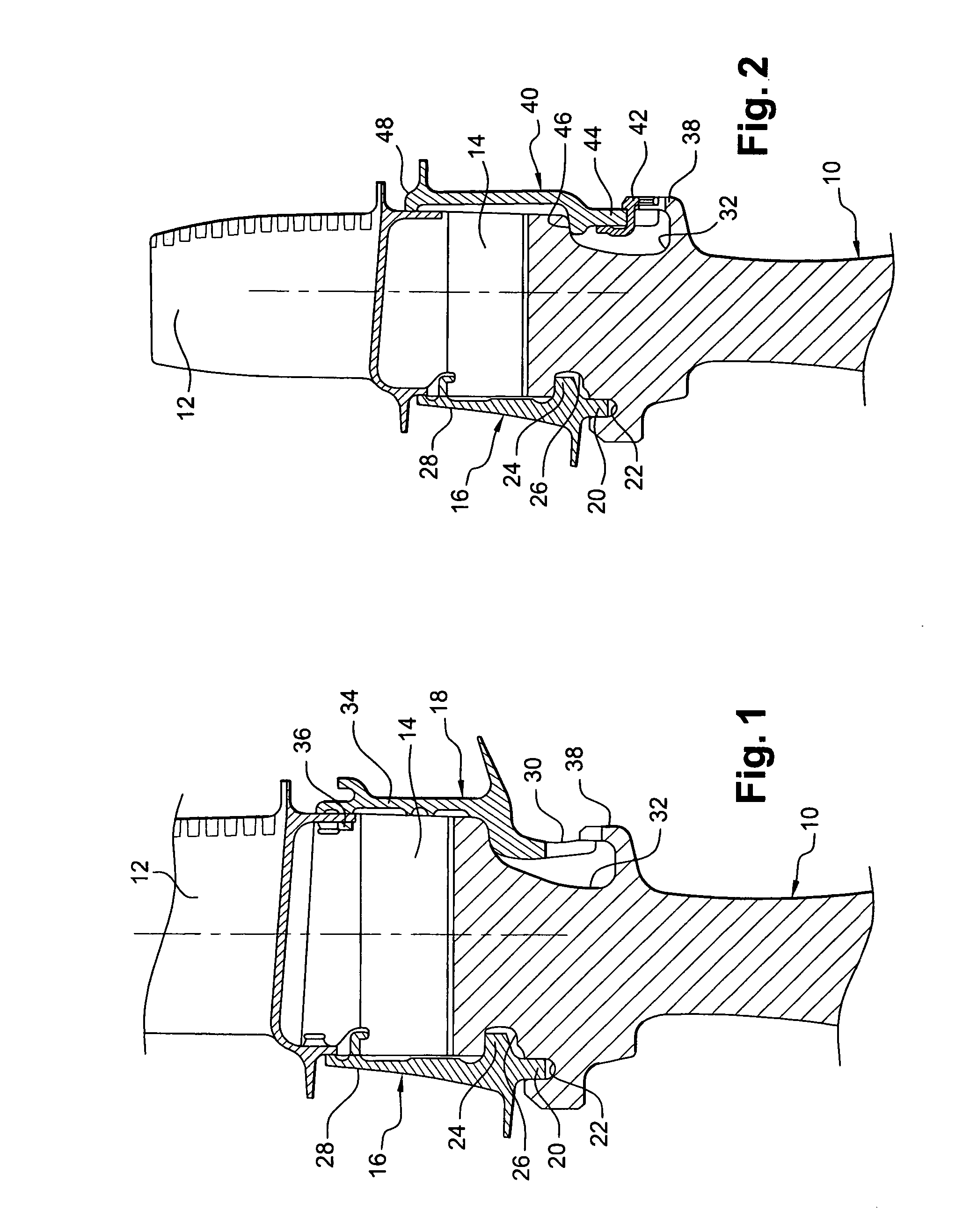 Device for axially retaining blades on a turbomachine rotor disk