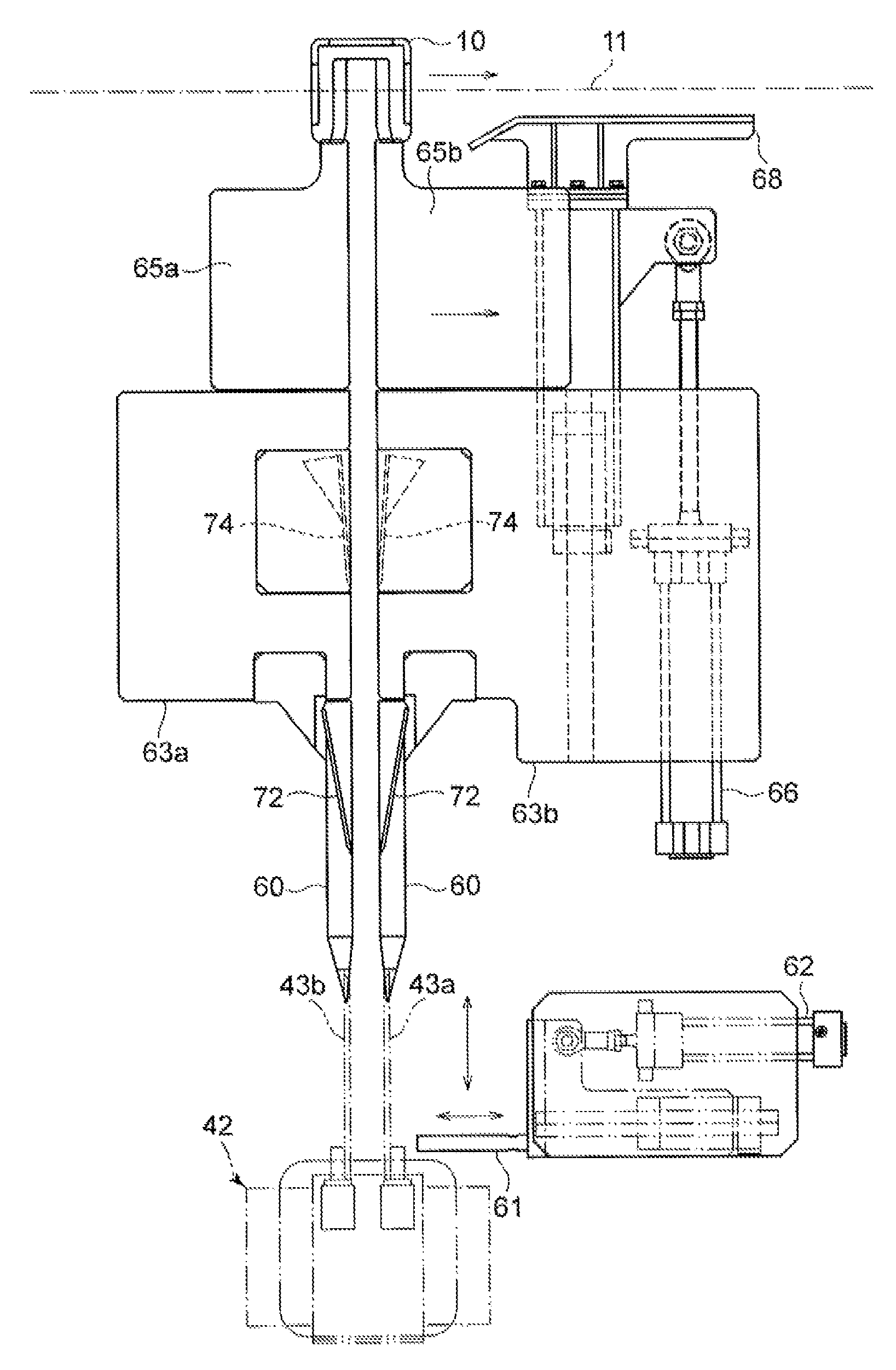 Device and method for conveying bone-in meat and deboning system of bone-in meat including the device