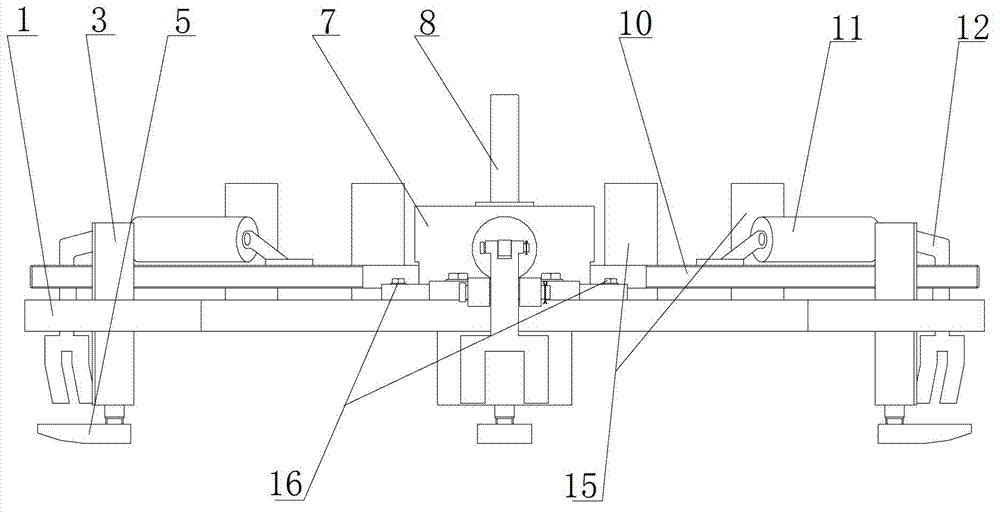 Automatic centering fixture for workpiece with revolution boss and/or hole