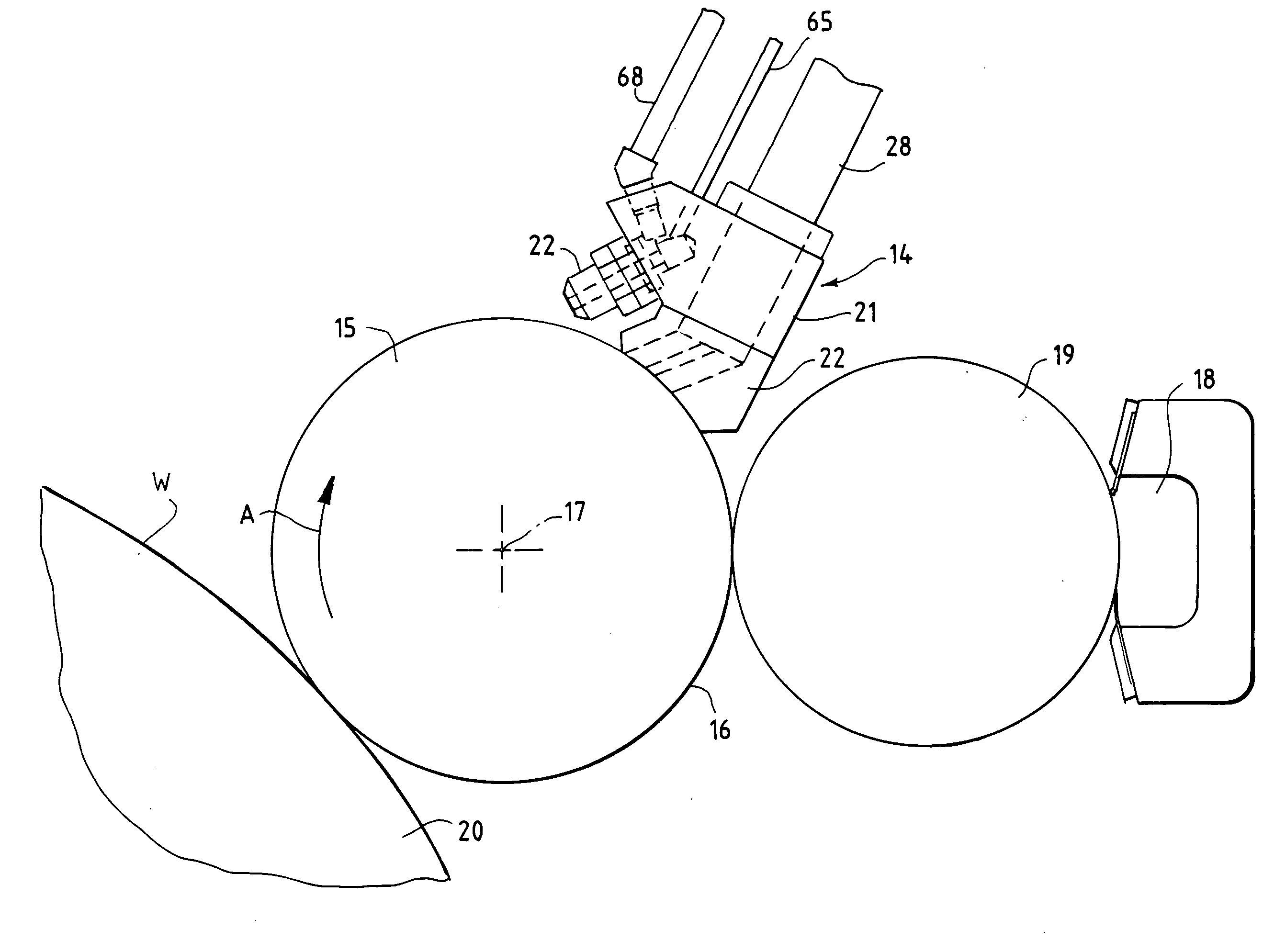 Apparatus for cleaning a rotating cylinder