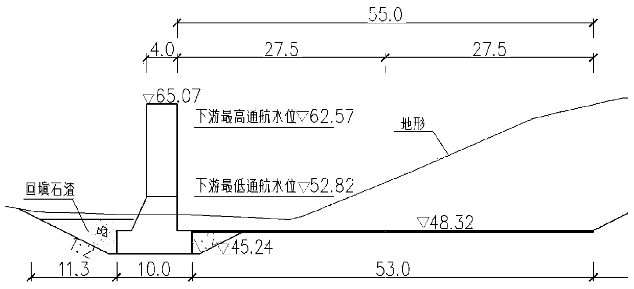 Airflow fence structure suitable for downstream bend of approach channel and construction method of airflow fence structure