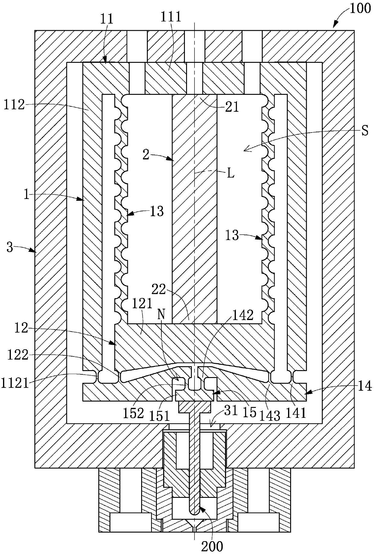 Displacement amplifying device and displacement amplifier