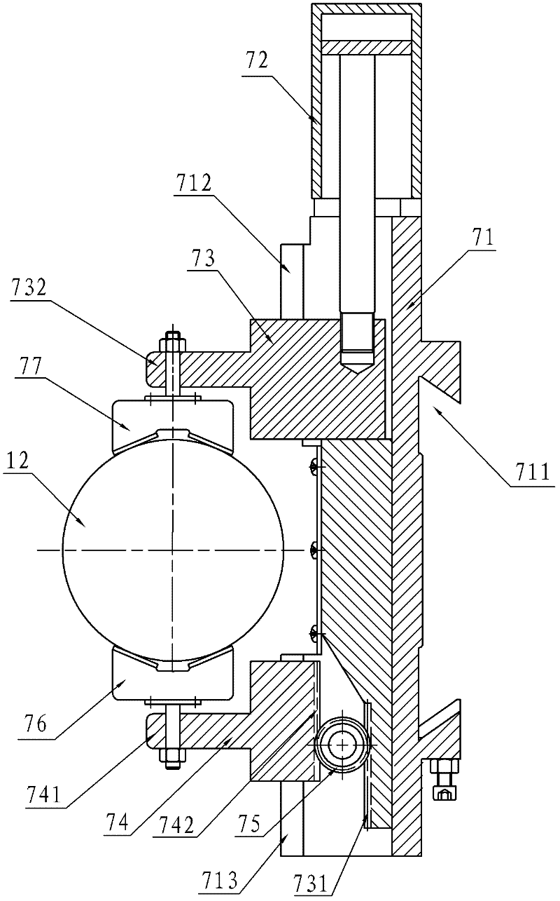 Silicon rod self-centering synchronous clamping device