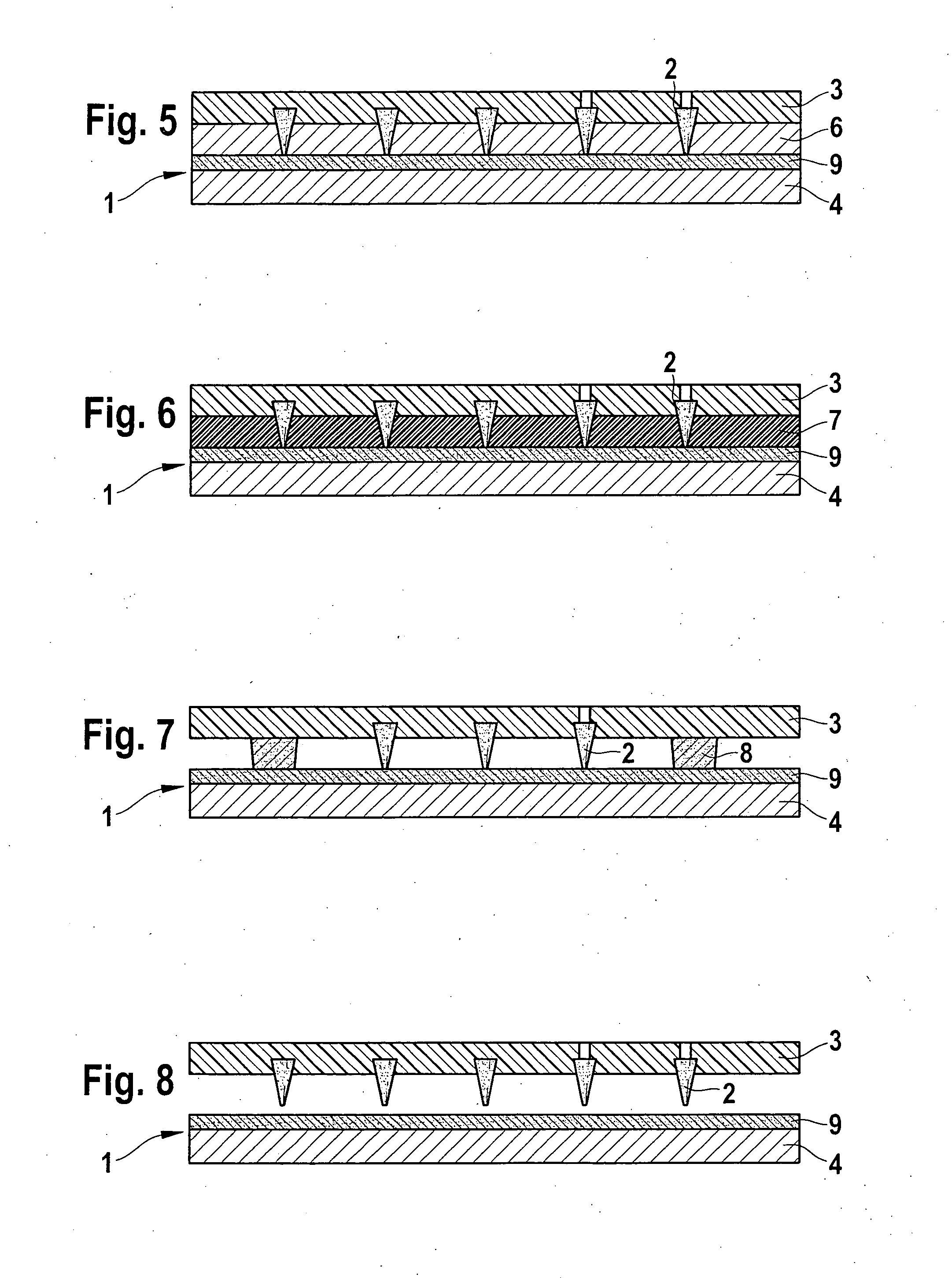 Method for producing a device including an array of microneedles on a support, and device producible according to this method