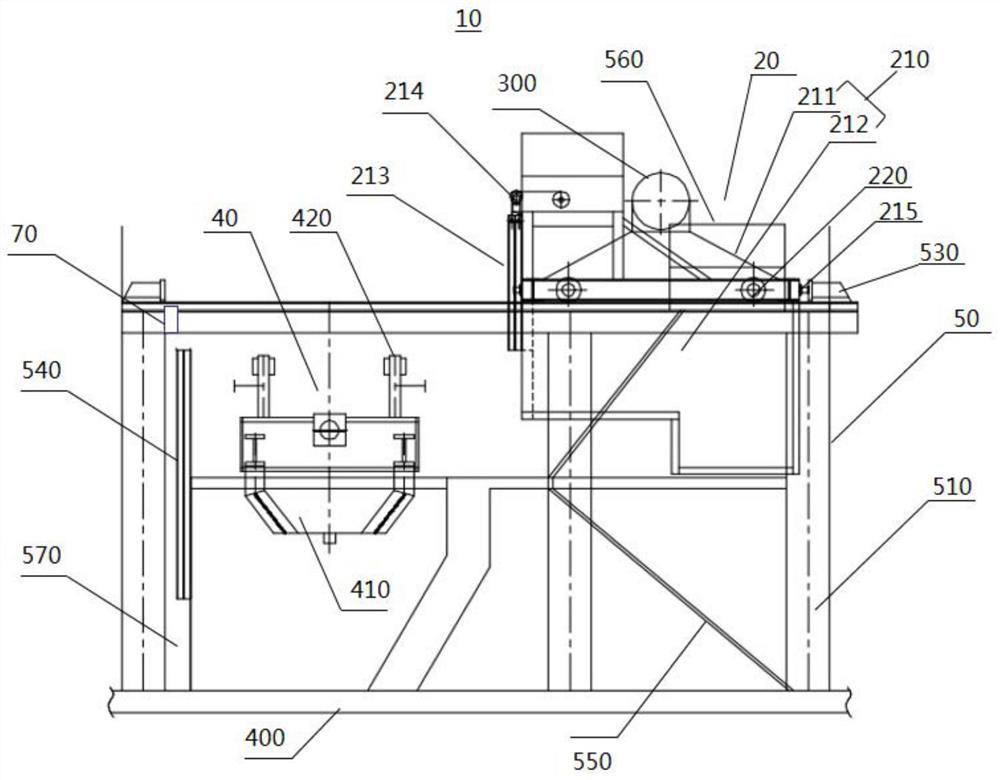 Automatic dust removal device and dust removal method for tipping of intermediate tank