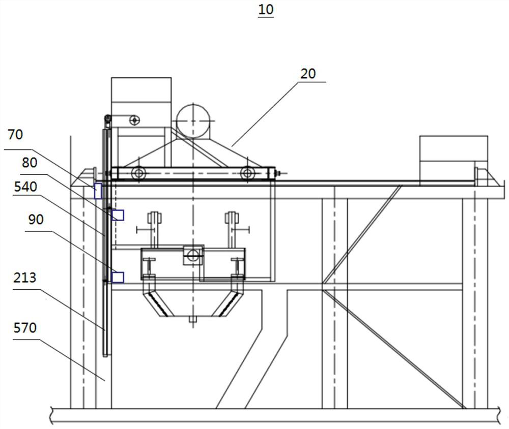 Automatic dust removal device and dust removal method for tipping of intermediate tank