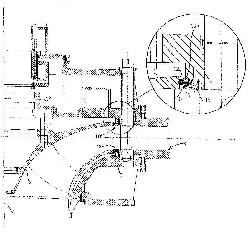 Sealing means between rotor and housing in a water turbine