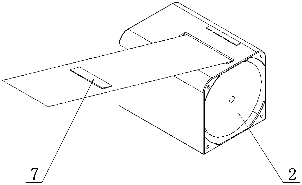 Automatic closing device for rear cabin door of passenger car