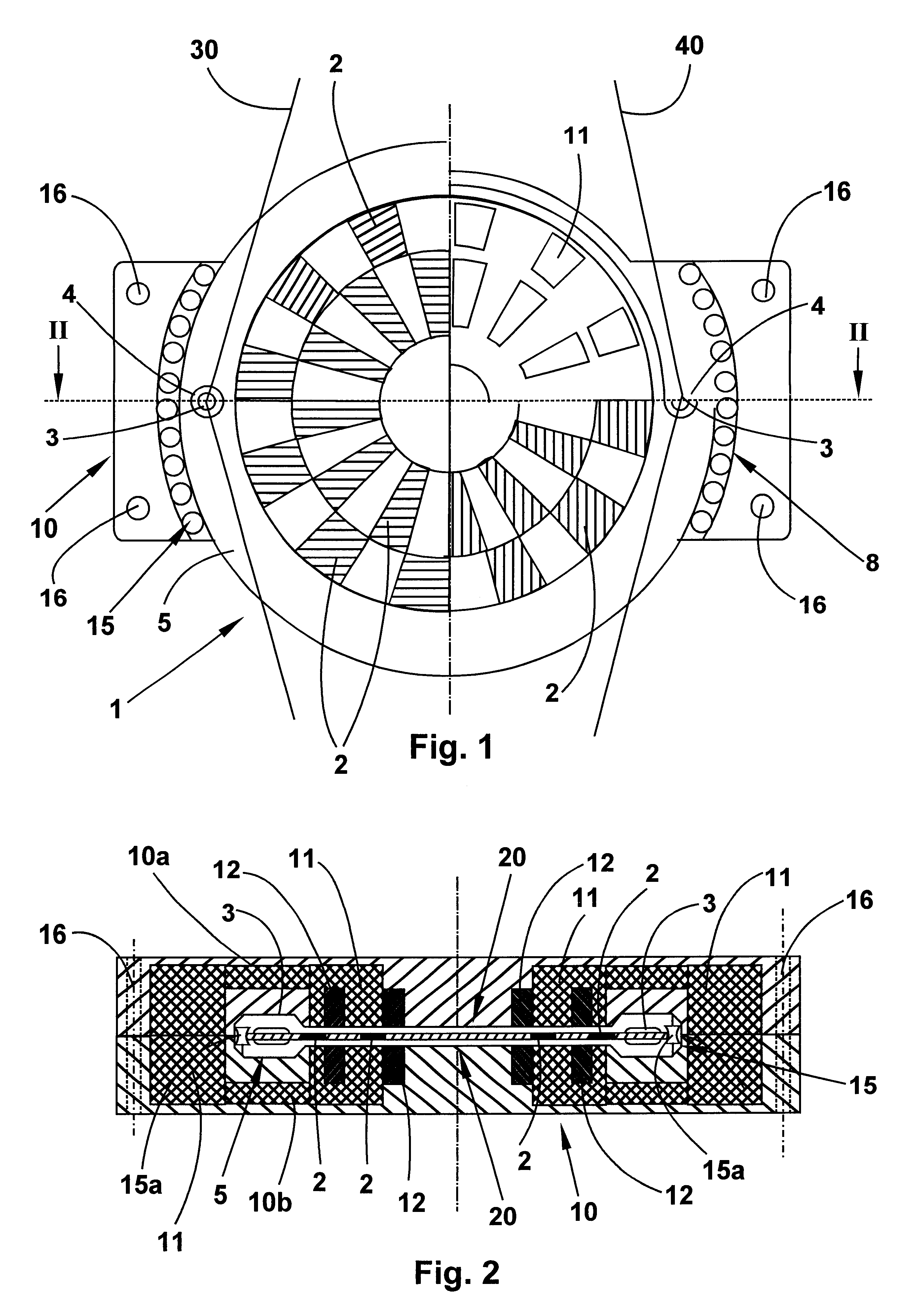 Device for forming a leno selvedge with an electric motor comprising a rotor and a stator accomodating the rotor