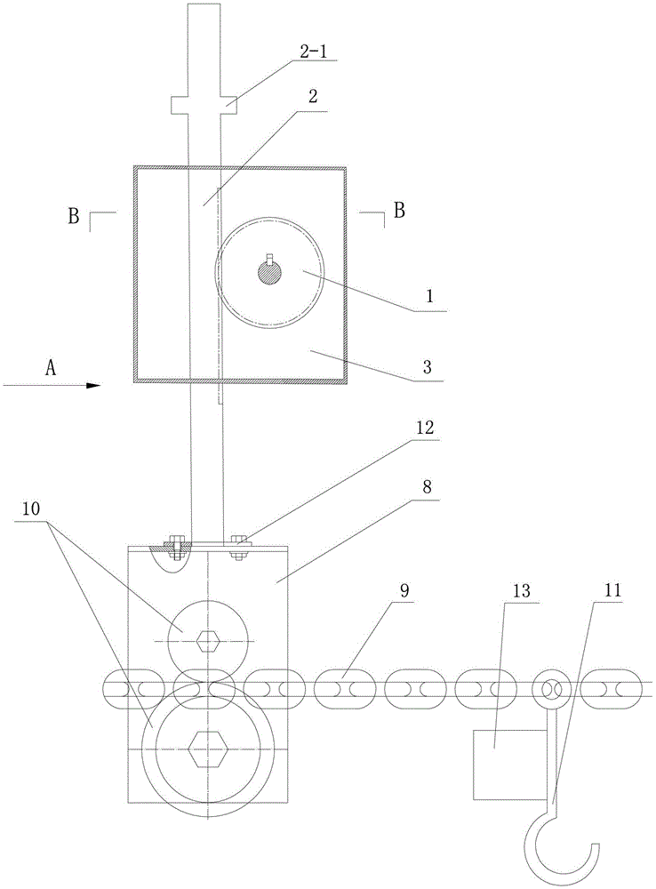 A vertical adjustment vibration damping device and method for a chain freight ropeway