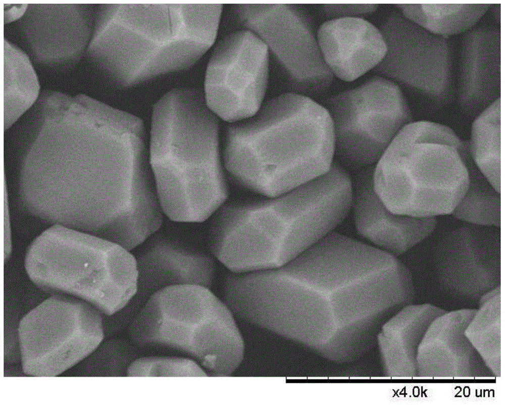 High-quality explosive crystals prepared by self-assembling and preparation method thereof