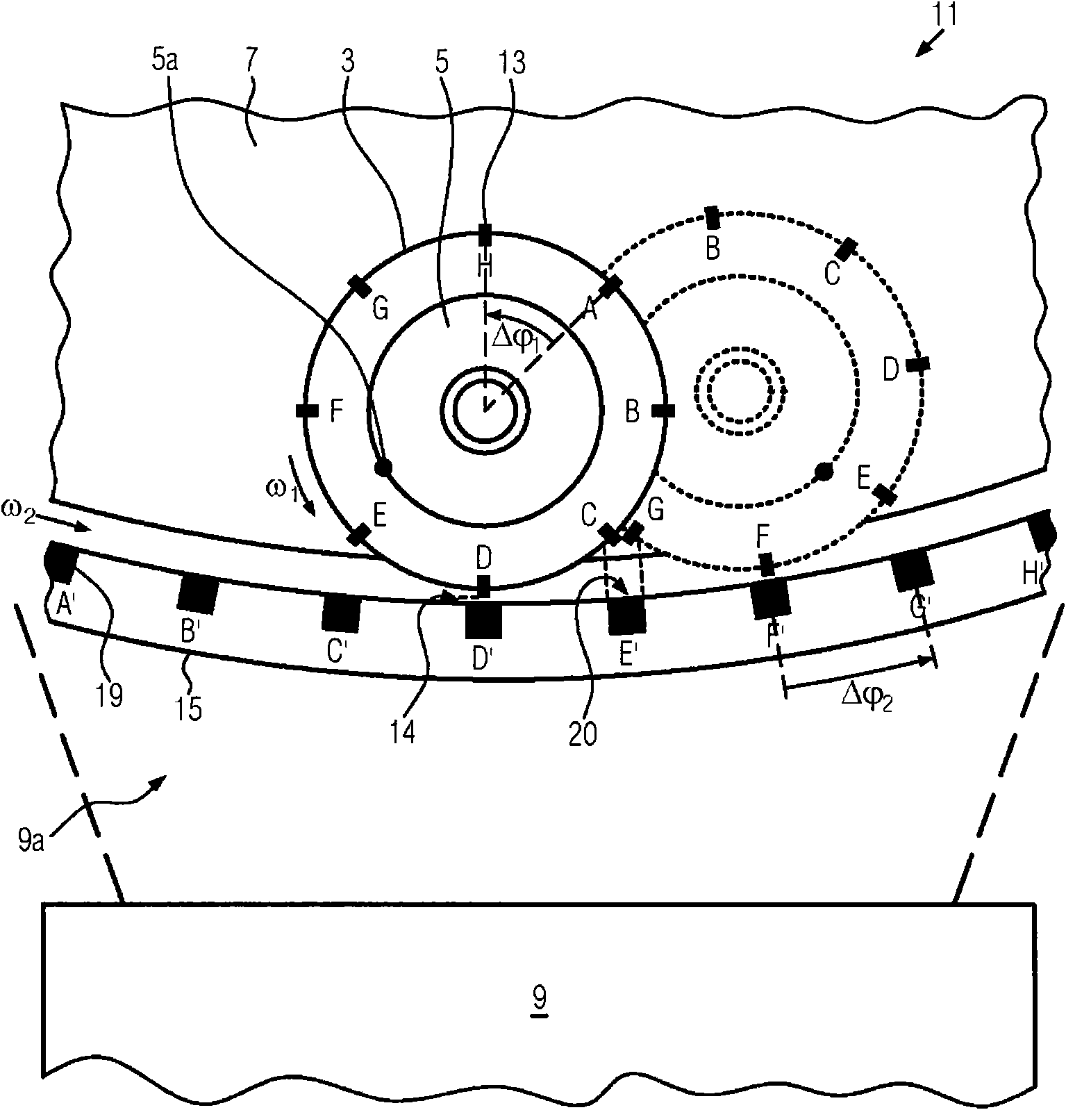 Device and method for aligning containers, in particular bottles, in a labelling machine