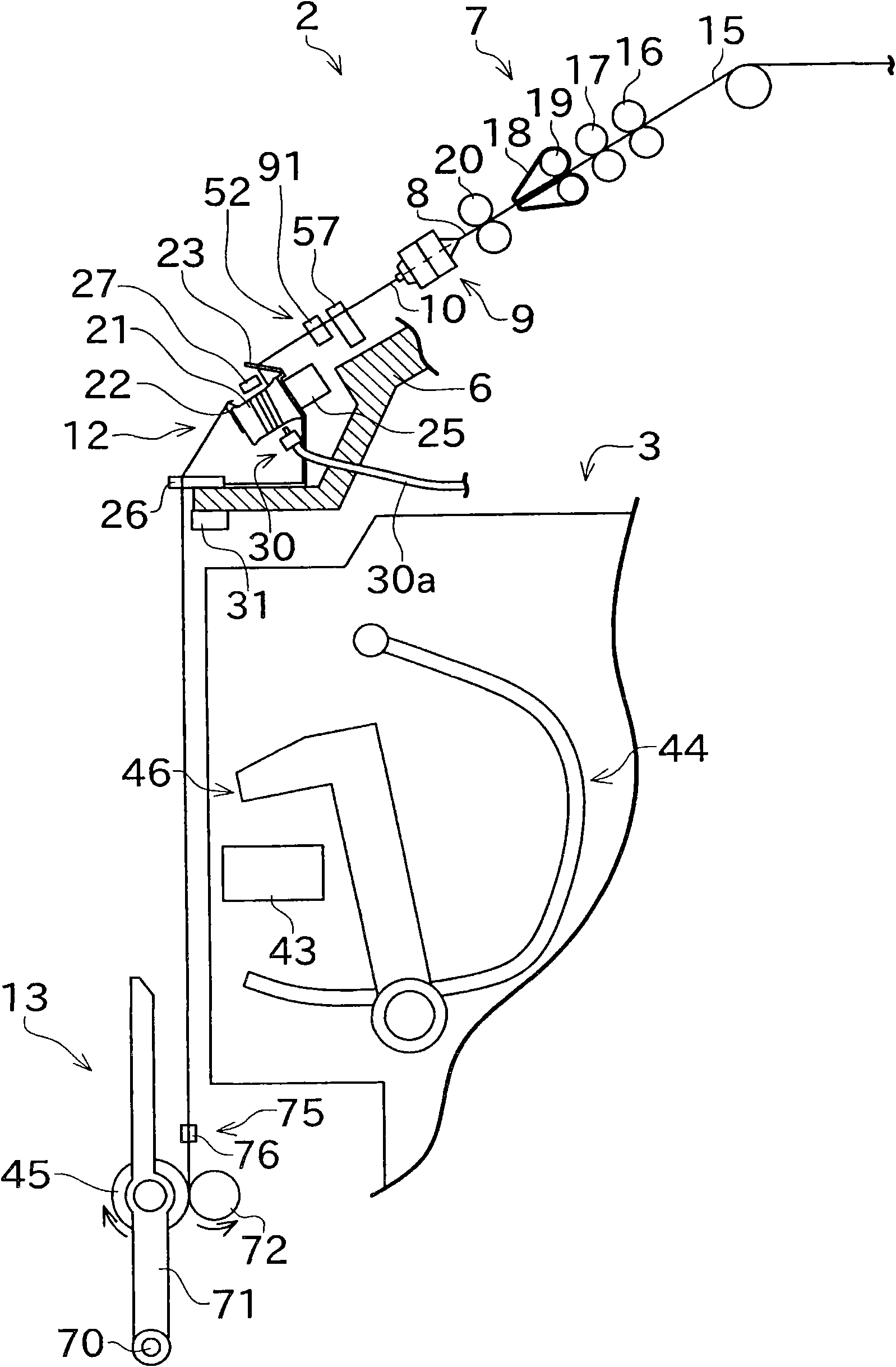 Spinning machine and yarn removing method for removing yarn remaining on yarn accumulating roller