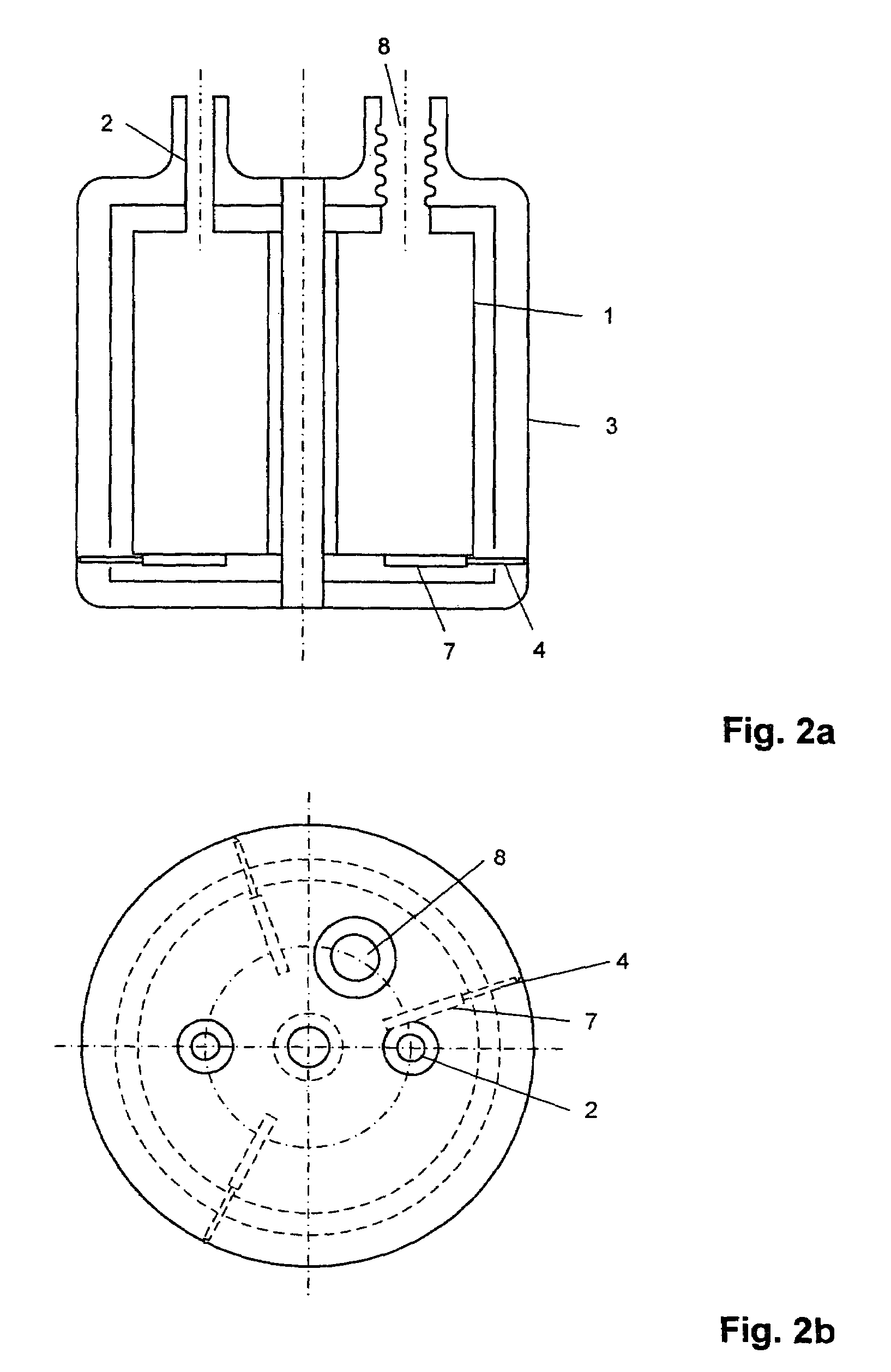 Cryostat configuration with thermally compensated centering