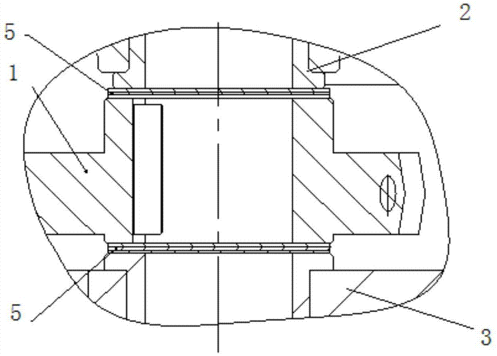 Device and method for eliminating displacement gap of rotating drum vacuum valve element