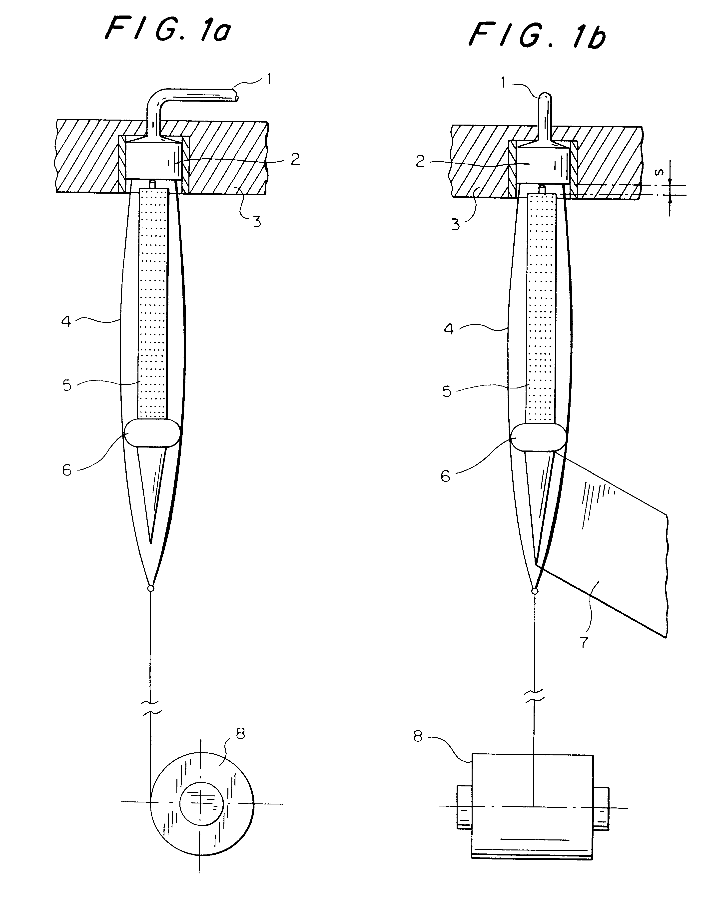 Device and method for producing microfilament yarns with high titer uniformity from thermoplastic polymers