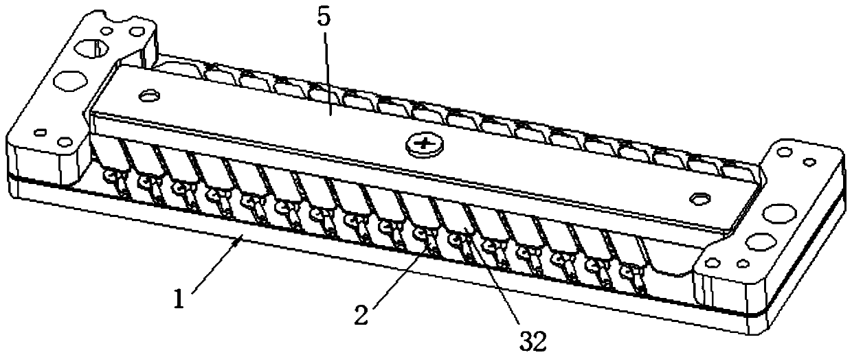 Self-adaptive fixture for laser chip