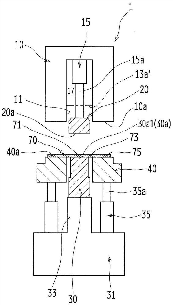 Manufacturing apparatus and manufacturing method for hat-shaped section component with curved projection portion