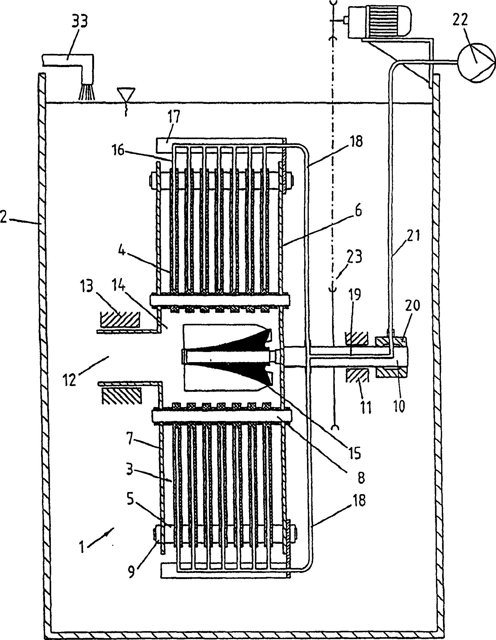 Filter devece for clarifying contaminated liquids